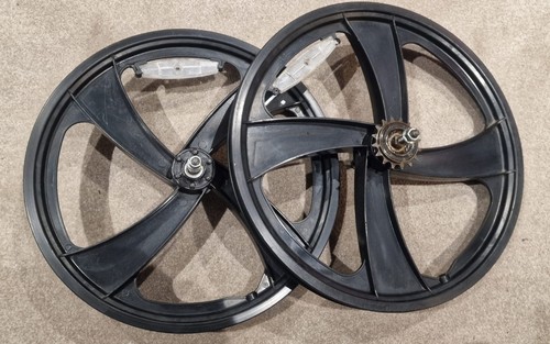 Pair black mag - of,
